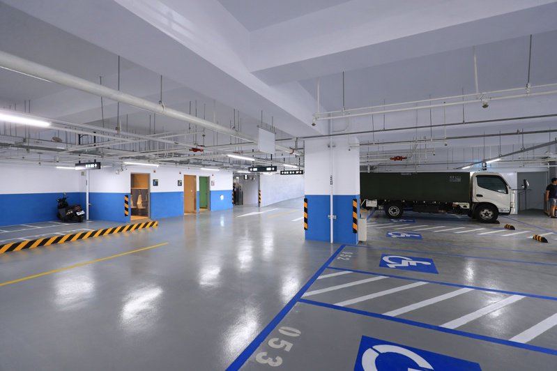 台中大里東榮立體停車場啟用 盧秀燕：有人以為是美術館